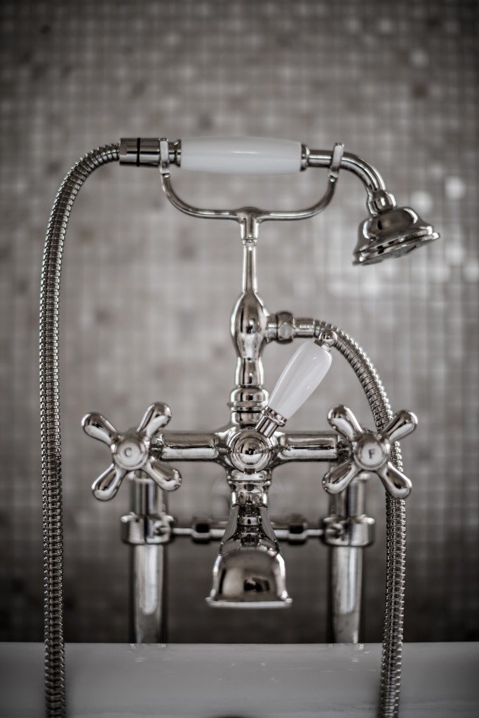 hotel-providence-paris-deluxe-room-bathtub-detail